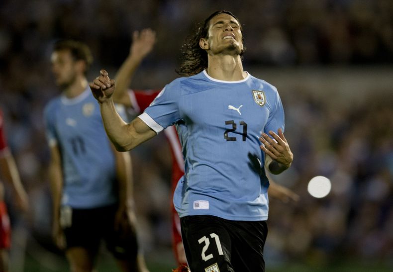 Edinson Cavani, de Uruguay, hace una mueca luego de perderse una oportunidad de gol ante Jordania, en la vuelta del repechaje por el &uacute;ltimo boleto mundialista, el mi&eacute;rcoles 20 de noviembre de 2013, en Montevideo (AP Foto/Eduardo Di Baia)