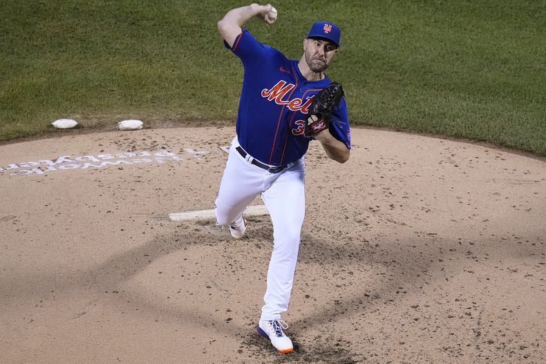 Justin Verlander de los Mets de Nueva York lanza ante los Medias Blancas de Chicago, el miércoles 19 de julio de 2023. (AP Foto/Frank Franklin II)