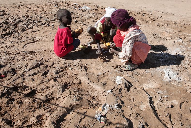 Niños desplazados de El-Fasher juegan en la tierra en el recién establecido campamento de refugiados de El-Afadh en Al Dabbah, en el estado norteño de Sudán, el domingo 16 de noviembre de 2025. (Foto AP/Marwan Ali)