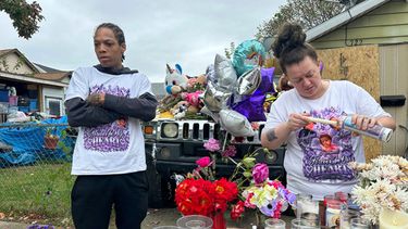 Julius Windham visita un memorial frente a la casa donde un hombre mató a tiros a 8 personas en Erie, Pensilvania, el domingo 11 de octubre de 2026. (Foto AP/Ted Shaffrey)