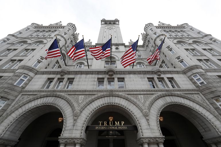 Reportes: Trump vende hotel en Washington a grupo inversor