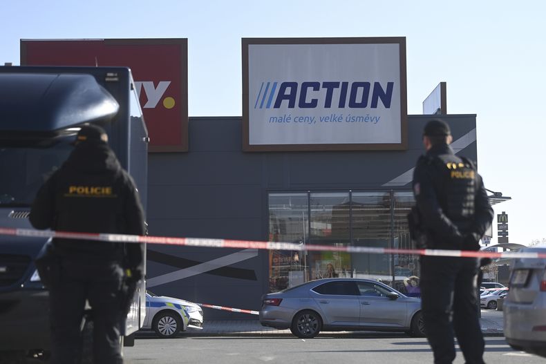Agentes de policía hacen guardia en un centro comercial en Hradec Kralove, República Checa, donde dos mujeres murieron en un ataque con arma blanca, el 20 de febrero de 2025. (Josef Costarek/CTK vía AP)