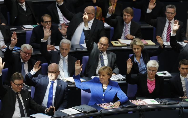 La canciller Angela Merkel y legisladores de su bloque votan en la sesi&oacute;n constitutiva del Bundestag, el parlamento alem&aacute;n, en Berl&iacute;n martes 22 de octubre de 2013. Con la gran mayor&iacute;a que tiene la coalici&oacute;n oficialista,