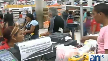 americateve | A partir de hoy solo los mayores de 12 años y con documento de identificación podrán comprar alimentos y productos de la cesta básica en Venezuela.