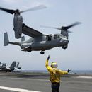 ARCHIVO - En esta imagen distribuida por la armada de EEUU, el suboficial Nicholas Hawkins hace señales para el descenso de un MV-22 Osprey en la cubierta de vuelo del USS Abraham Lincoln en el mar Arábigo, 17 de mayo de 2017. La Osprey, una aeronave de usos múltiples que cumple funciones vitales en las misiones militares estadounidenses regresará al servicio después que una falla “sin precedentes” provocara la muerte de ocho efectivos en Japón en noviembre, anunció el Comando de Sistemas aéreos Navales el viernes 8 de marzo de 2024.(Suboficial Amber Smalley/U.S. Navy via AP, File)