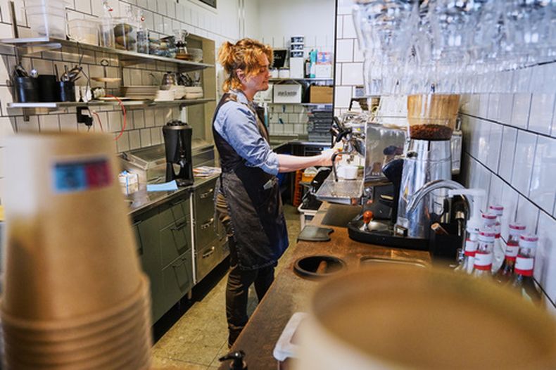 El barista Kajetan Grzelczak prepara un café en Andon Café, en el vecindario de Vasastan, en Estocolmo, Suecia el martes 5 de mayo de 2026. (AP Foto/James Brooks)