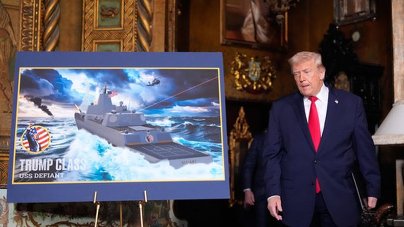 El presidente Donald Trump llega a su club Mar-a-Lago para anunciar el desarrollo de un nuevo buque de guerra, el lunes 22 de diciembre de 2025, en Palm Beach, Florida. (AP Foto/Alex Brandon)