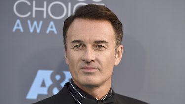 ARCHIVO - Julian McMahon llega a la 21ra edición de los Critics Choice Awards en el Barker Hangar el domingo 17 de enero de 2016, en Santa Mónica, California. (Foto de Jordan Strauss/Invision/AP, Archivo)