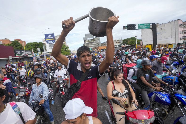 La gente protesta por los resultados oficiales de las elecciones que declararon al presidente Nicolás Maduro ganador de las elecciones presidenciales, el día después de la votación en Caracas, Venezuela, el lunes 29 de julio de 2024. (AP Foto/Fernando Vergara)