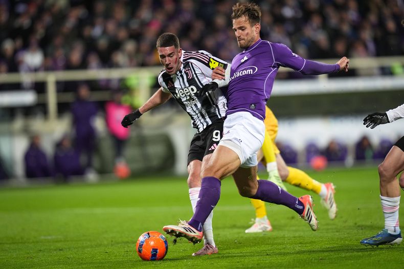 Dusan Vlahovic de la Juventus pelea por el balón con Marin Pongracic de la Fioretina en el encuentro de la Serie A el sábado 22 de noviembre del 2025. (Massimo Paolone/LaPresse via AP)