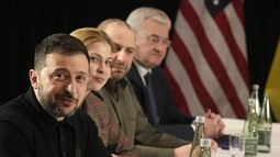 El presidente de Ucrania, Volodymyr Zelenskyy (izquierda), durante una reunión con el vicepresidente de Estados Unidos, JD Vance, en un aparte de la Conferencia de Seguridad de Múnich, en Múnich, Alemania, el 14 de febrero de 2025. (AP Foto/Matthias Schrader)