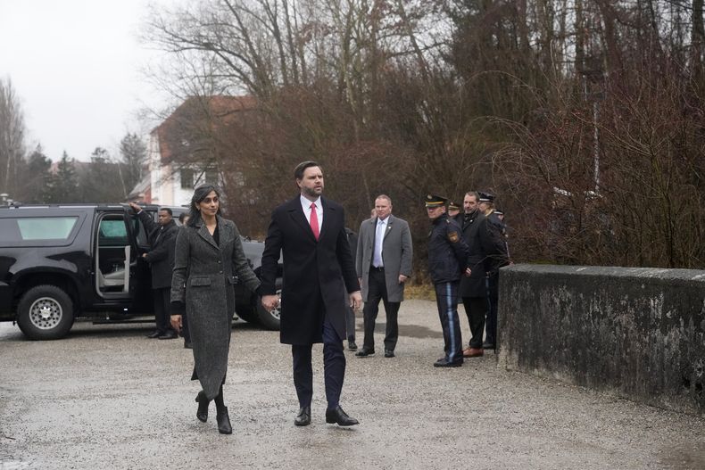 El vicepresidente de Estados Unidos, JD Vance, y su esposa, Usha Vance, visitan el campo de concentración de Dachau en las afueras de Múnich, Alemania, el jueves 13 de febrero de 2025. (AP Foto/Matthias Schrader)