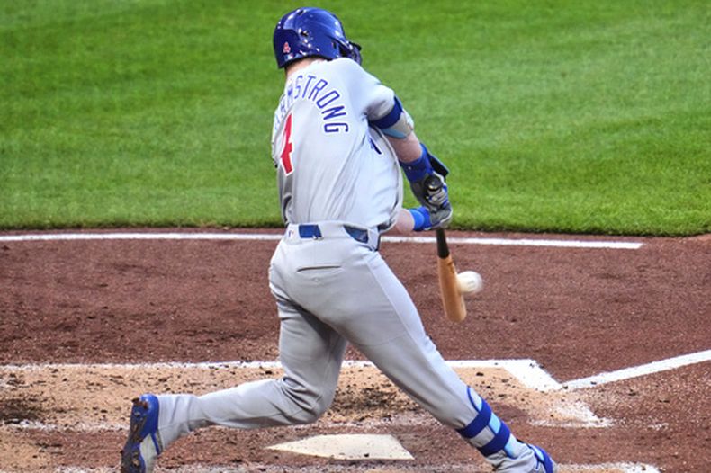 Pete Crow-Armstrong, de los Cachorros de Chicago, conecta un sencillo ante el lanzador de los Piratas de Pittsburgh, Paul Skenes, para impulsar una carrera durante la quinta entrada de un partido de béisbol en Pittsburgh, el sábado 25 de julio de 2026. (Foto AP/Gene J. Puskar)