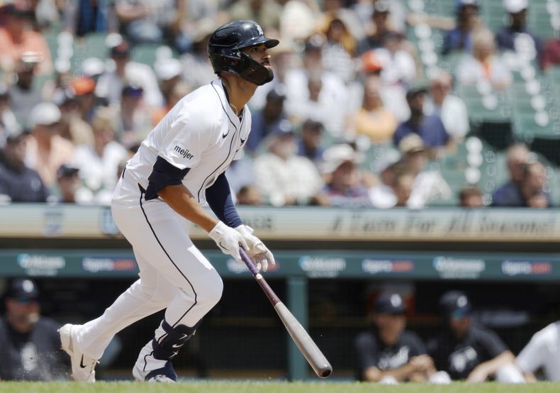 Riley Greene de los Tigres de Detroit observa su sencillo remolcador en la primera entrada ante los Guardianes de Cleveland el jueves 11 de julio del 2024. (AP Foto/Duane Burleson)