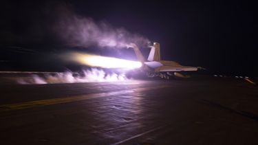 Esta imagen proporcionada por la Armada de Estados Unidos muestra un caza de combate partiendo del portaaviones USS Dwight D. Eisenhower (CVN 69) durante operaciones aéreas sobre el Mar Rojo, el 22 de enero de 2024. (Kaitlin Watt/U.S. Navy via AP)