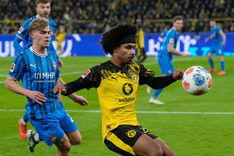 ARCHIVO - Foto del 1 de febrero del 2026, Karim Adeyemi del Borussia Dortmund controla el balón en el encuentro de la Bundesliga ante el Heidenheim. (AP Foto/Martin Meissner, Archivo)