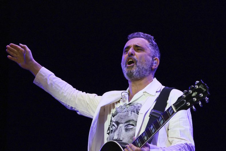 ARCHIVO - El cantante uruguayo Jorge Drexler durante su concierto en el festival Vive Latino en la Ciudad de México el 16 de marzo de 2024. (Foto AP/Ginnette Riquelme, archivo)