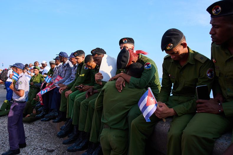 Soldados y policías descansan tras una marcha que conmemora el Día Internacional del Trabajador en la Plaza Antiimperialista José Martí de La Habana, Cuba, el 1 de mayo de 2026. (Foto AP/Ramón Espinosa)