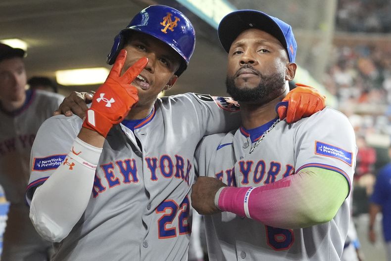 El dominicano Juan Soto (izquierda) celebra con su compatriota Starling Marte, de los Mets de Nueva York, después de batear un jonrón ante los Tigres de Detroit, el martes 2 de septiembre de 2025 (AP Foto/Ryan Sun)