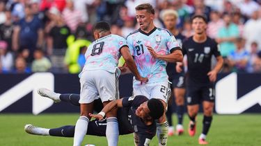 Malik Tillman, de Estados Unidos, cae entre Youri Tielemans y Timothy Castagne, de Bélgica, durante el partido de octavos de final de la Copa del Mundo, realizado el lunes 6 de julio de 2026 en Seattle (AP Foto/Manu Fernández)