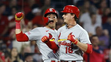 Nolan Gorman (16), de los Cardenales de San Luis, festeja con Lars Nootbaar luego de conectar un jonrón de dos carreras en el juego del viernes 12 de mayo de 2023, ante los Medias Rojas de Boston (AP Foto/Michael Dwyer)