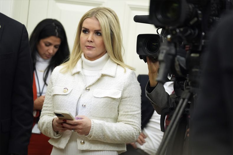 ARCHIVO – La secretaria de Prensa de la Casa Blanca, Karoline Leavitt, observa mientras el presidente Donald Trump firma órdenes ejecutivas en la Sala Oval de la Casa Blanca, el 20 de enero de 2025, en Washington. (AP Foto/Evan Vucci, Archivo)