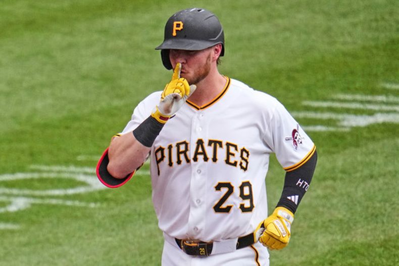 Ryan OHearn de los Piratas de Pittsburgh luego de batear un grand slam ante los Cachorros de Chicago, el domingo 26 de julio de 2026, en Pittsburgh. (AP Foto/Gene J. Puskar)