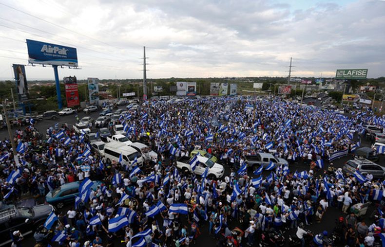 ARCHIVO - Una multitud protesta en la glorieta Jean Paul Genie contra el gobierno del presidente Daniel Ortega, el 15 de mayo de 2018, en Managua, Nicaragua. (AP Foto/Alfredo Zúñiga, archivo)