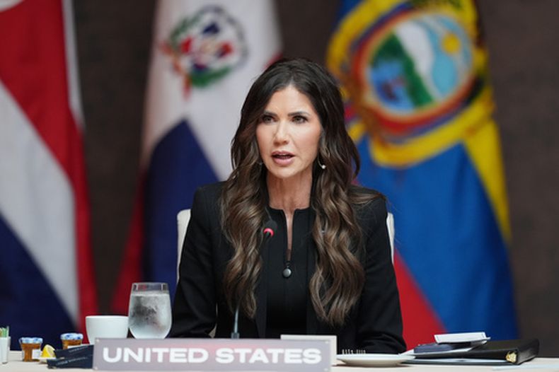 La exsecretaria de Seguridad Nacional, Kristi Noem, pronuncia un discurso durante un almuerzo de trabajo en la Cumbre Escudo de las Américas, el sábado 7 de marzo de 2026, en el Trump National Doral Miami en Doral, Florida. (Foto AP/Rebecca Blackwell)