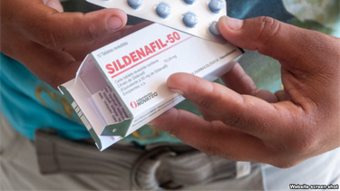 americateve | El uso de las "pastillitas azules" se ha vuelto popular entre los jóvenes de la isla. ¿Es sólo una moda más o habrá alcanzado la impotencia niveles patológicos?