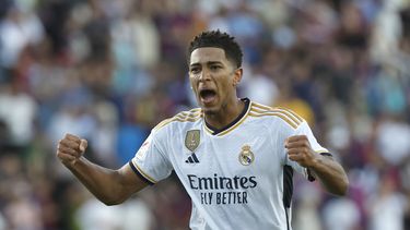 Jude Bellingham, del Real Madrid, festeja luego de conseguir su segundo gol durante un partido de La Liga ante el Barcelona, el sábado 28 de octubre de 2023 (AP Foto/Joan Monfort)