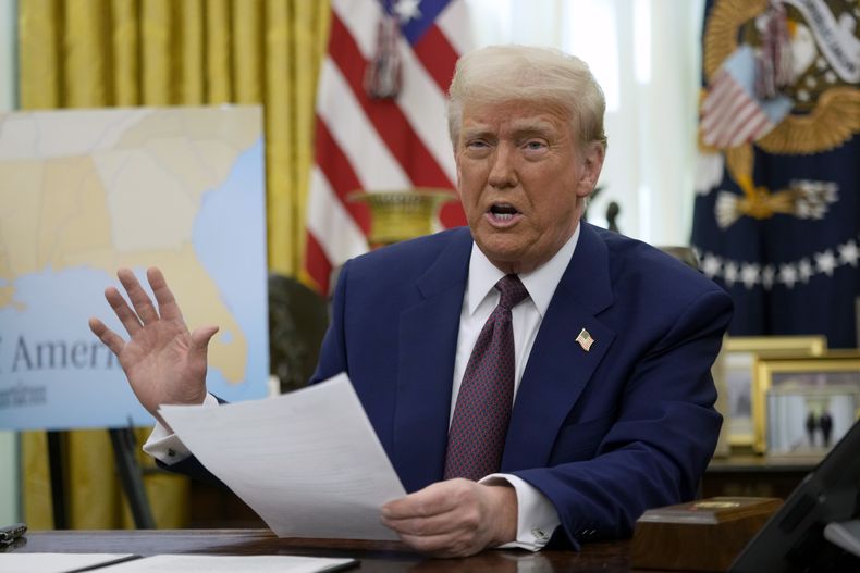 ARCHIVO - El presidente Donald Trump habla con los reporteros en el Despacho Oval de la Casa Blanca, en Washington, el 13 de febrero de 2025. (AP Foto/Ben Curtis)
