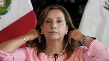 ARCHIVO - La presidenta de Perú, Dina Boluarte, muestra sus joyas durante una conferencia de prensa en el Palacio de Gobierno en Lima, Perú, el 5 de abril de 2024. El gobierno de Perú destituyó el lunes 16 de diciembre de 2024 al policía que lideró el grupo de élite que allanó la casa de la presidenta Dina Boluarte en marzo, en medio de una indagación de la Fiscalía a la mandataria por presunto enriquecimiento ilícito. Junto a él, también fue destituido uno de sus colaboradores más cercanos. (Foto AP/Martín Mejía, Archivo)
