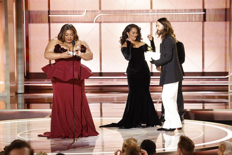 En esta imagen proporcionada por CBS, DaVine Joy Randolph, izquierda, recibe el premio a la mejor actriz de reparto por su papel en The Holdovers en la 81a edición de los Globos de Oro el domingo 7 de enero de 2024, en el Hotel Beverly Hilton en Beverly Hills, California. (Sonja Flemming/CBS via AP)