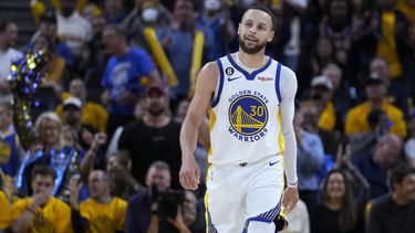 Stephen Curry, de los Warriors de Golden State, sonríe durante el quinto partido de las semifinales de la Conferencia Oeste ante los Lakers de Los Ángeles, el miércoles 10 de mayo de 2023 (AP Foto/Godofredo A. Vásquez)