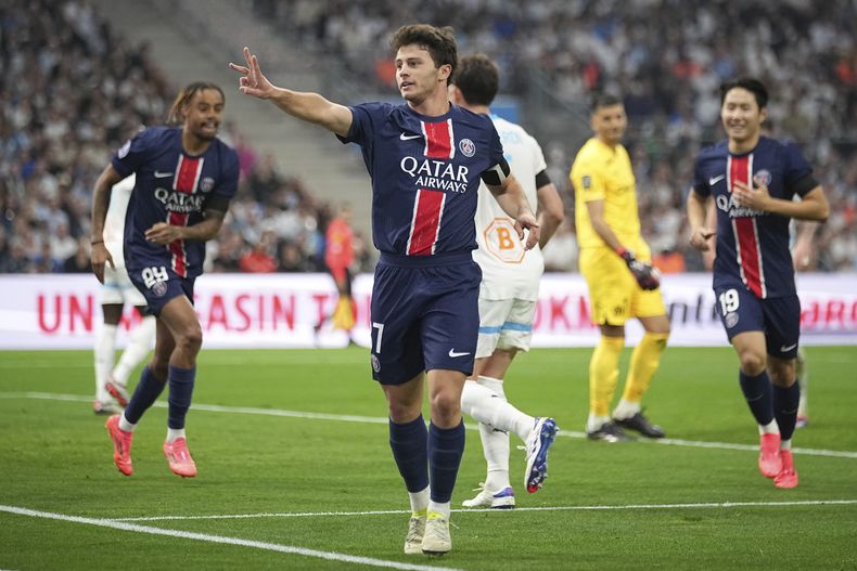 João Neves, del PSG, celebra el primer gol del partido de la Liga de Francia ante el Marsella, el domingo 27 de octubre de 2024, en el estadio Velodrome, en Marsella, al sur de Francia. (AP Foto/Laurent Cipriani)