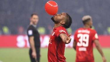 Christopher Nkunku del Leipzig celebra tras anotar el primer gol de su equipo en la final de la Copa de Alemania ante el Eintracht Frankfurt el sábado 3 de junio del 2023. (AP Foto/Andreas Gora)