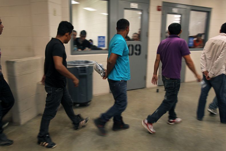 Inmigrantes a los que se captur&oacute; despu&eacute;s de que cruzaran sin permiso la frontera hacia Estados Unidos son albergados dentro de la estaci&oacute;n de la Patrulla Fronteriza de McAllen, en Texas, el martes 15 de julio para procesarlos. Desde o
