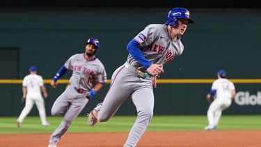 Carson Benge y Marcus Semien (10) de los Mets de Nueva York avanzan para anotar carreras ante los Rangers de Texas, el martes 22 de septiembre de 2026, en Arlington, Texas. (AP Foto/Tony Gutiérrez)