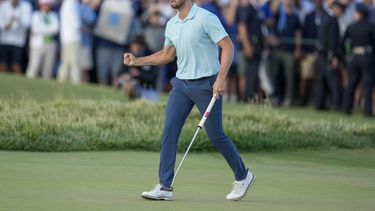 Wyndham Clark celebra en el hoyo 18 tras ganar el Abierto de Estados Unidos de golf en el Country Club de Los Ángeles el domingo 18 de junio del 2023. (AP Foto/Marcio J. Sanchez)
