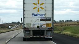 Un camión de la cadena Walmart anuncia contrataciones mientras transita pot la carretera I-88 en Franklin Grove, Illinois, el lunes 14 de octubre de 2024. (AP Foto/Nam Y. Huh)