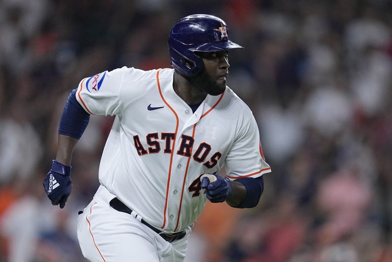El cubano Yordan Álvarez, bateador designado de los Astros de Houston, recorre las bases tras batear un doble de terreno en el encuentro del sábado 9 de septiembre de 2023, ante los Padres de San Diego (AP Foto/Kevin M. Cox)
