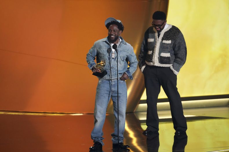 Kendrick Lamar, izquierda, recibe el premio a la grabación del año por Not Like Us durante la 67ª entrega anual de los Grammy el domingo 2 de febrero de 2025 en Los Ángeles. Mustard mira desde la derecha. (Foto AP/Chris Pizzello)