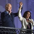 El presidente estadounidense Joe Biden alza la mano de la vicepresidenta Kamala Harris tras observar los fuegos artificiales lanzados por el Día de la Independencia desde el balcón de la Casa Blanca, el jueves 4 de julio de 2024, en Washington. (AP Foto/Evan Vucci)