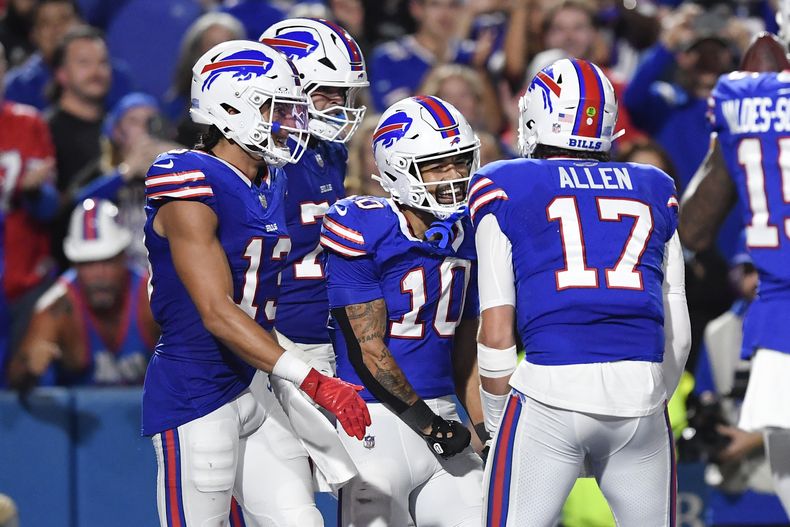 El wide receiver Khalil Shakir (10), de los Bills de Buffalo, celebra su recepción de touchdown con sus compañeros de equipo, inlcuido del quarterback Josh Allen (17) durante la primera mitad del juego de la NFL en contra de los Jaguars de Jacksonville, el lunes 23 de septiembre de 2024, en Orchard Park, Nueva York. (AP Foto/Adrian Kraus)