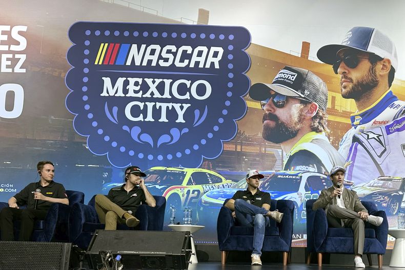 Desde la izquierda, los pilotos de NASCAR Christopher Bell, Ryan Blaney, Chase Elliott y Daniel Suárez promueven una carrera, el 26 de febrero de 2025, en la Ciudad de México. (AP Foto/Jenna Fryer)