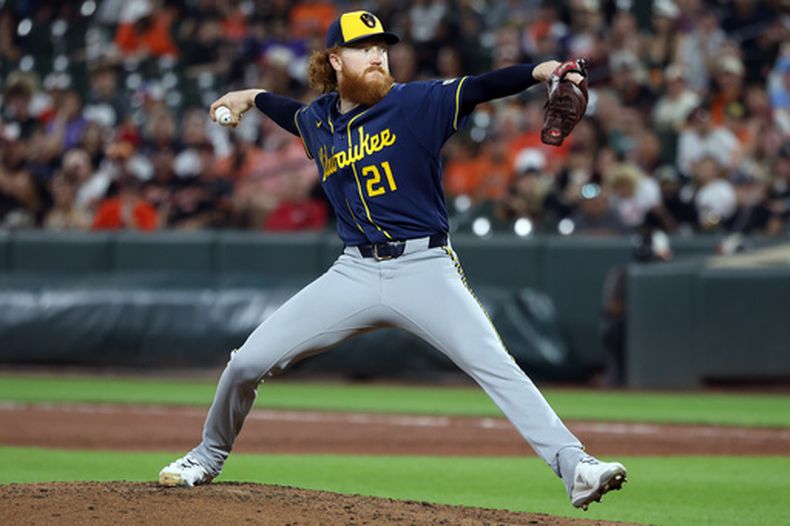 Dustin May, lanzador de los Cerveceros de Milwaukee, trabaja durante la segunda entrada del juego de béisbol de Grandes Ligas frente a los Orioles de Baltimore, el viernes 18 de septiembre de 2026, en Baltimore. (AP Foto/Daniel Kucin Jr.)