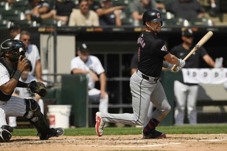 Lane Thomas de los Guardianes de Cleveland al conectar un sencillo ante los Medias Blancas de Chicago, el miércoles 11 de septiembre de 2024. (AP Foto/Paul Beaty)