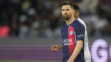 Lionel Messi del Paris Saint-Germain hace una mueca durante el partido contra Clermont en la liga francesa, el sábado 3 de junio de 2023 (AP Foto/Michel Euler)