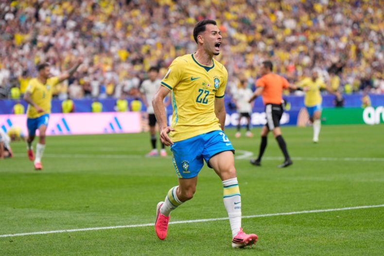 Gabriel Martinelli festeja tras marcar el segundo gol de Brasil ante Japón en el partido de la ronda de 16vos de final, el lunes 29 de junio de 2026, en Houston. (AP Foto/Ashley Landis)